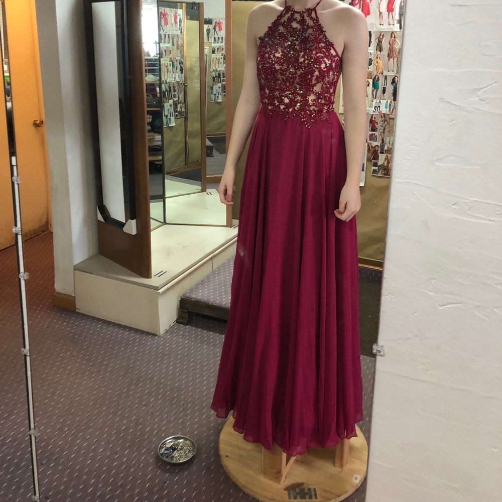 GORGEOUS MAGENTA BACKLESS PROM DRESS